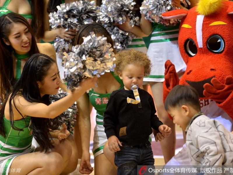 赛场铁汉的柔软时光：比斯利家人的暖心一幕