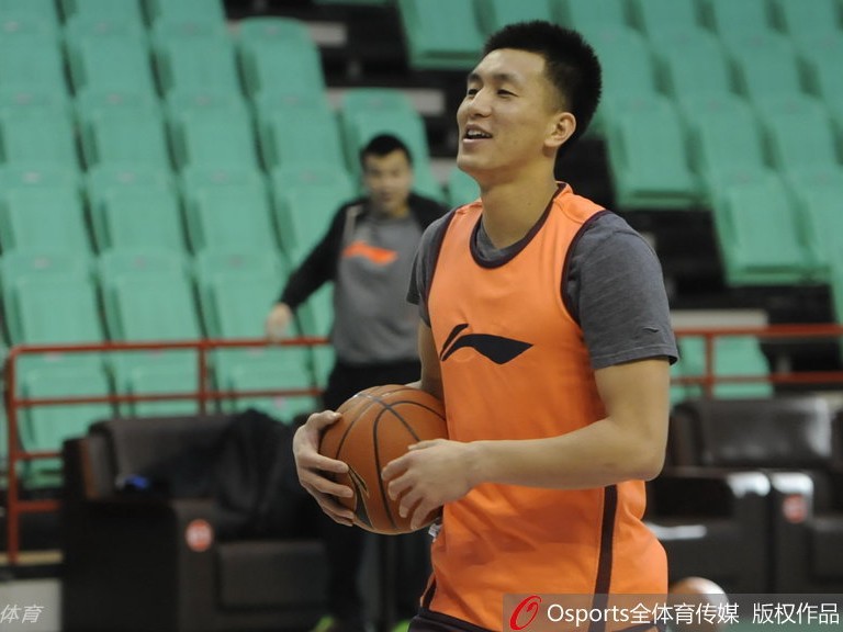 辽篮备战京辽大战：郭艾伦伤愈开怀大笑 杨鸣搞怪抢镜