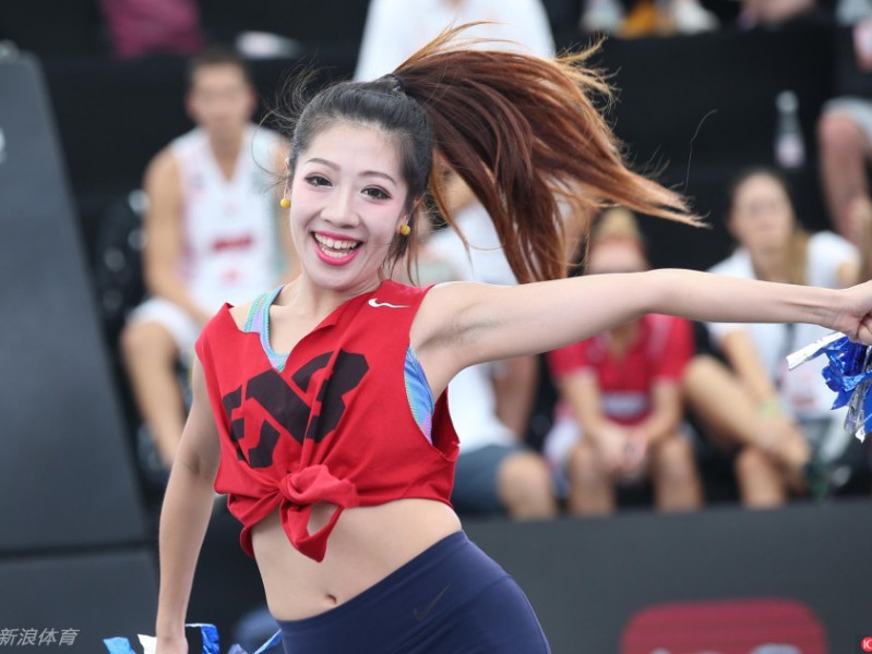 三人篮球赛场升温，篮球宝贝热舞点燃羊城激情