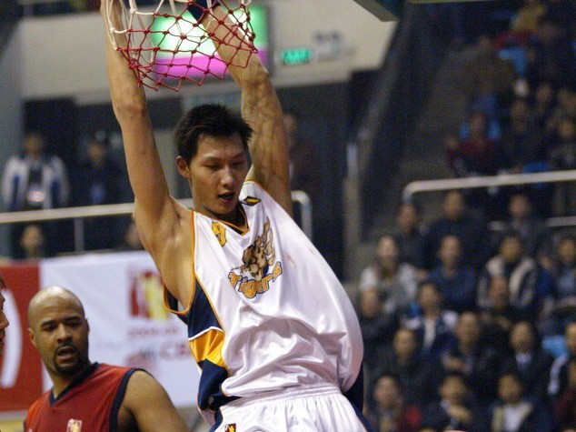 易建联：从青涩少年到中国男篮脊梁的峥嵘岁月