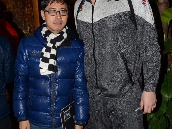 寒夜热血：江苏同曦男篮抵沪，众将暖签燃动申城