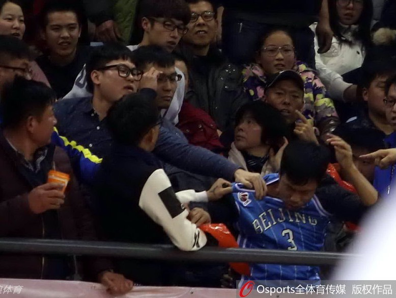 江苏主场大胜北京，球迷误入阵营引发冲突