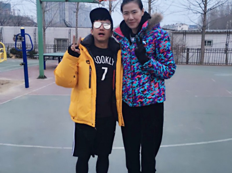 女篮颜值担当许诺约战邓超俞白眉 球场秒变粉丝见面会