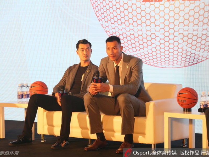 哥俩西装革履亮相深圳，易建联赴美前携王仕鹏详解篮球创业梦