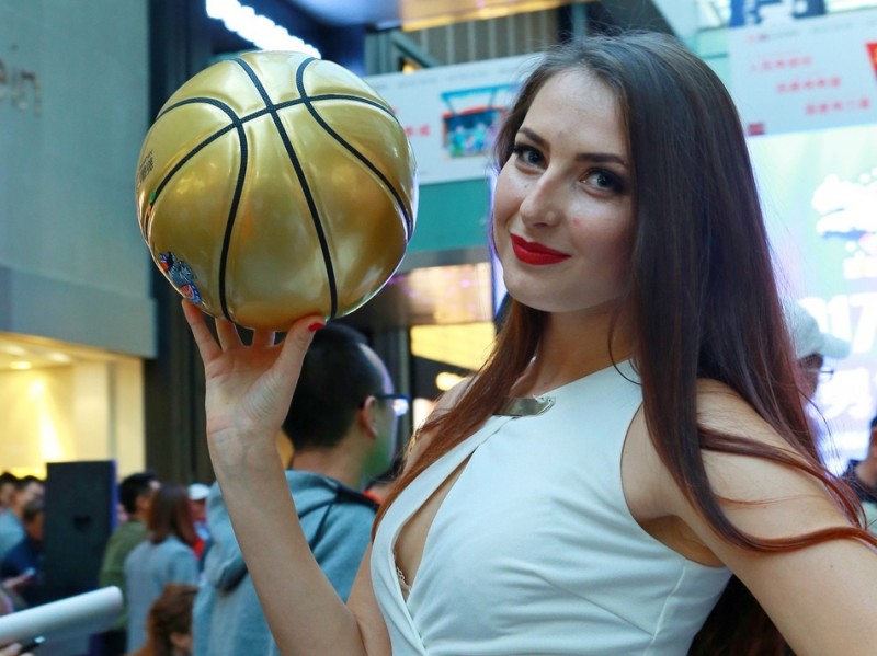 天山折桂冠，异国佳人也倾城：俄罗斯长腿超模携冠军篮球为新疆广汇亚冠征程添彩