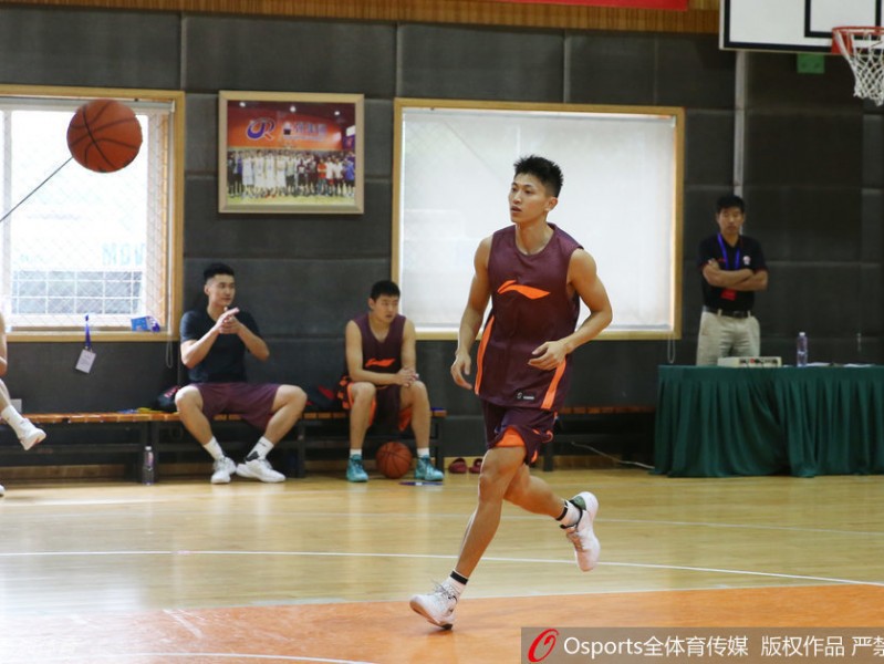 温江基地的别样风景：记CBA体测中的硬汉与柔情