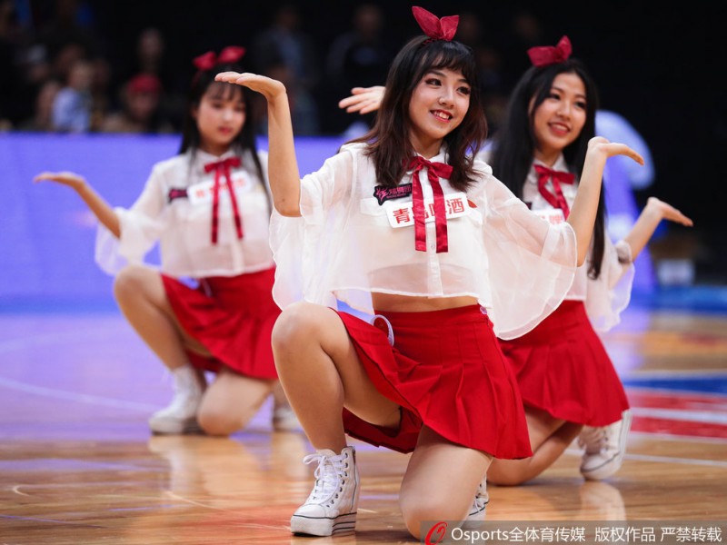 深圳篮球宝贝烈焰红裙舞动赛场 助力新世纪大胜青岛双星