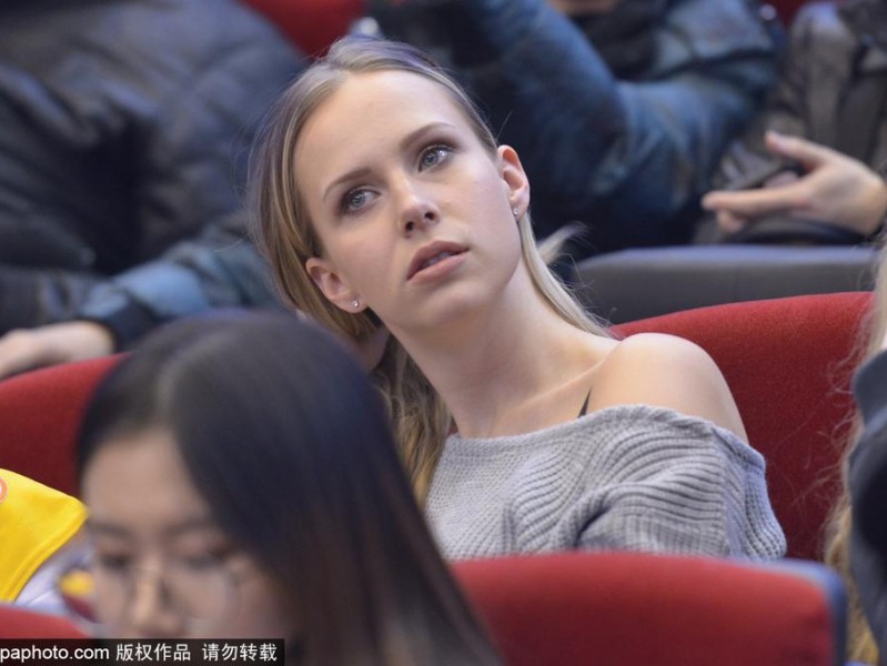 莫泰娇妻看台助阵，山东“火箭组合”燃烧泉城之夜