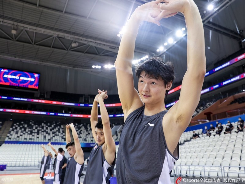 沪上新篇章：王哲林率大鲨鱼潜跃东方体育中心