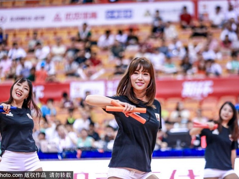 深圳斯杯战火燃，篮球宝贝热舞点燃赛场激情