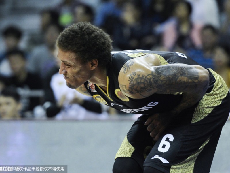 京粤大战经典回眸：比斯利狂野劈扣与阿联的空中对决