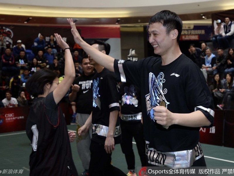 冠军归蜀忆辉煌，四川男篮与球迷春日重聚