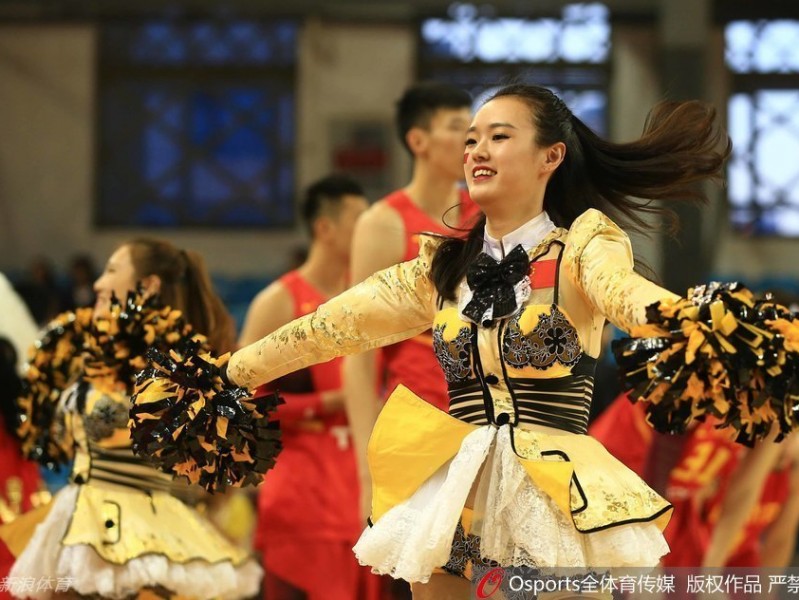 中美男篮对抗赛燃情长春 篮球宝贝热舞引爆赛场激情