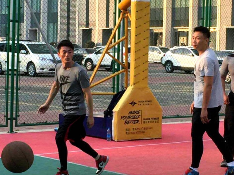 霍建华青岛球场挥汗 老干部变身“霍川枫”展矫健身手