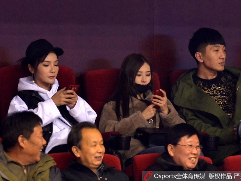 赛场外的温情，齐鲁德比背后的“太太团”故事