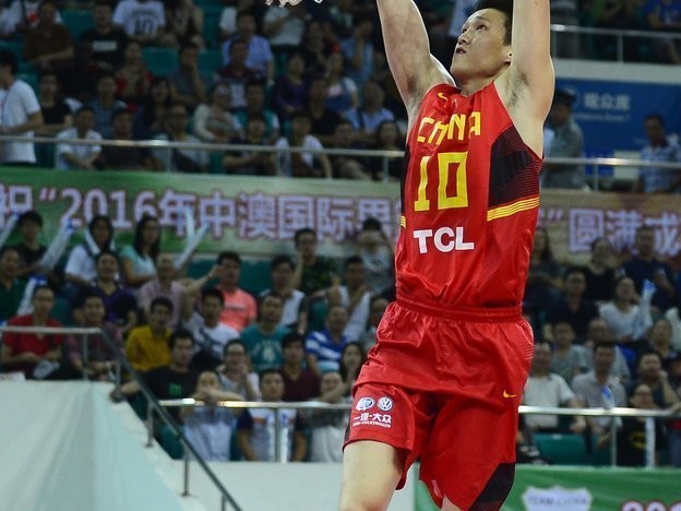 男篮悍将周鹏率队激战澳洲，邹雨宸倒地拼抢显血性