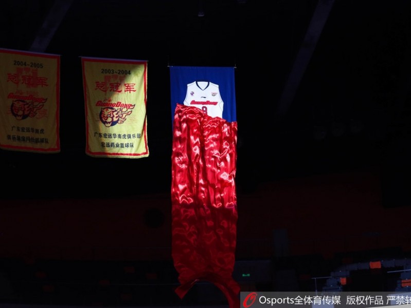 致敬八冠王传奇：朱芳雨八号球衣高悬东莞，万分先生转身开启新篇章