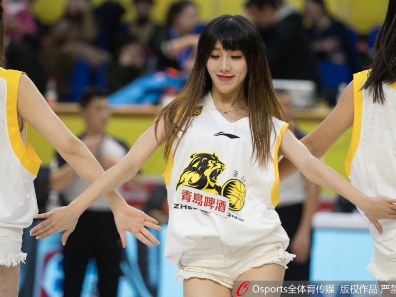 浙江广厦主场大胜天津 篮球宝贝热舞点燃赛场