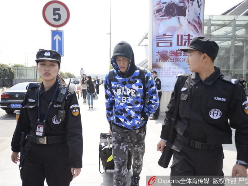 铁血柔情与创可贴的印记：辽篮三将成都归队记