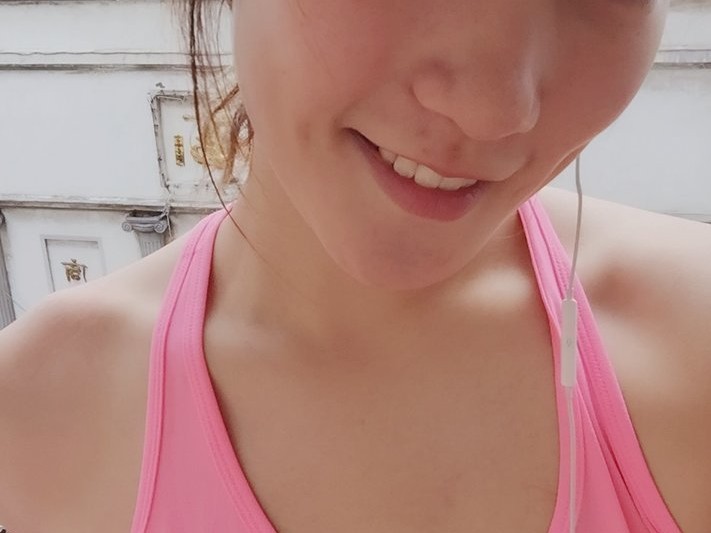 女篮勒布朗场下温柔一面，李梦清新造型定格纯真笑容