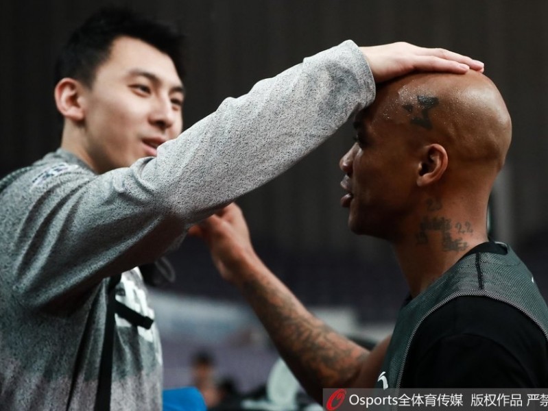 京城德比温情一幕：马布里重回故地，与首钢老队友深情相拥