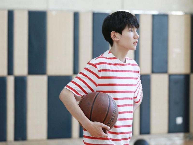 追风少年王源：篮球场上的红色闪电，定格十七岁的自由与热烈