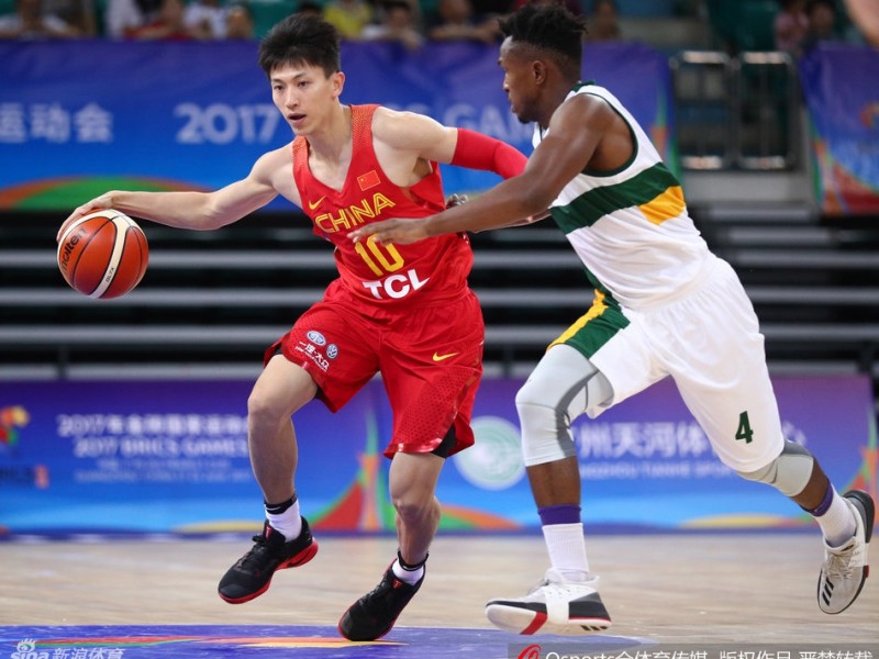 男篮蓝队对抗赛上演精彩瞬间 韩德君暴力扣篮引惊呼