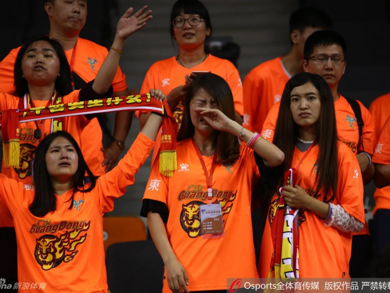 东莞愁云：八冠王主场梦碎，女球迷泪洒赛场