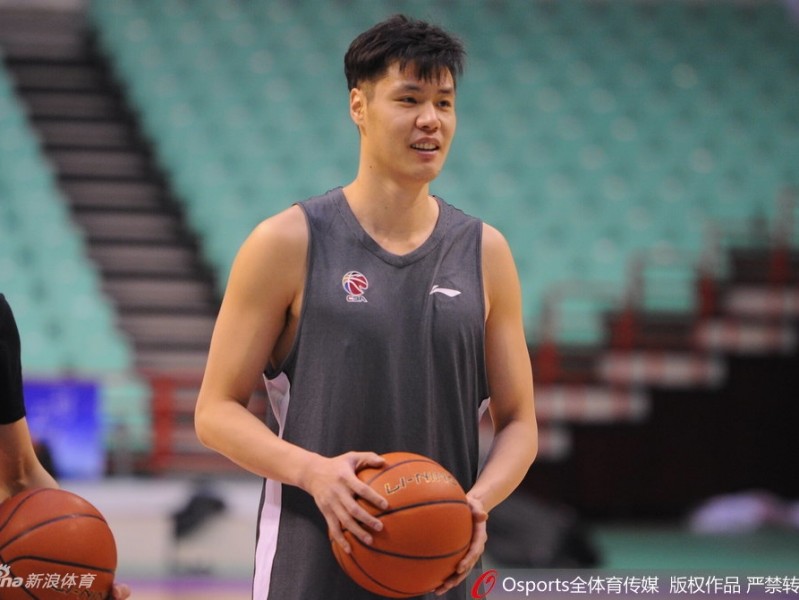 辽篮赛前备战欢乐多，郭艾伦搞怪耍宝成“开心果”