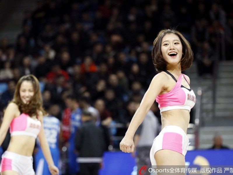 长发飘飘燃动冰城 篮球宝贝倾情热舞为东北虎添翼