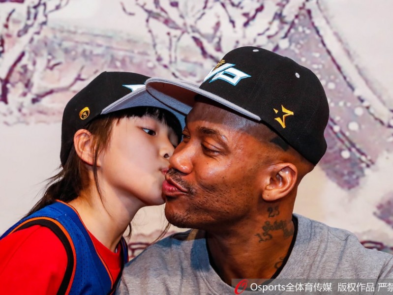 京城篮球传奇的温情瞬间：老马退役见面会，小球迷送上最纯真的吻