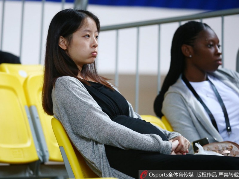 铁汉柔情孙桐林激战亚冠杯，娇妻场边助阵小腹微隆疑有喜