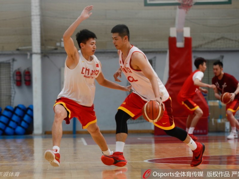 宫鲁鸣海埂督战男篮挥汗如雨全力冲刺里约奥运