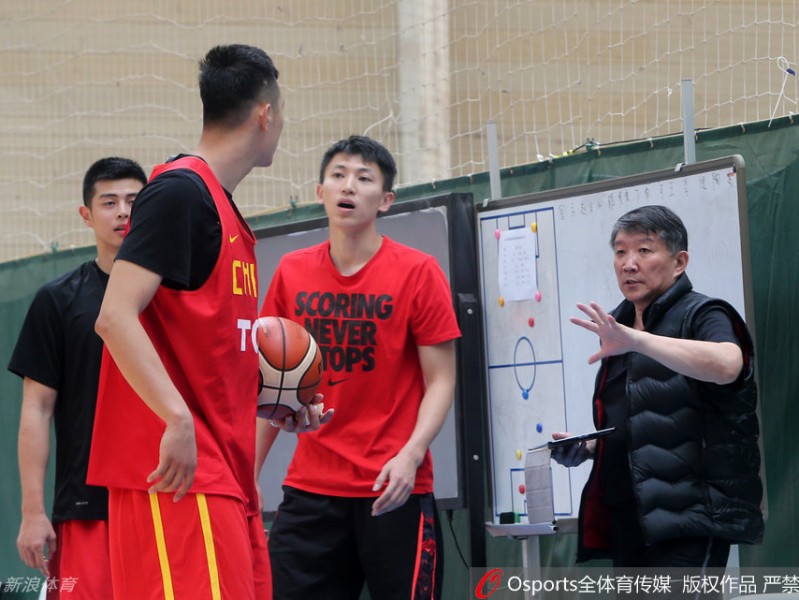 宫鲁鸣挂帅男篮海埂苦练 周鹏李根谈笑间冲刺里约