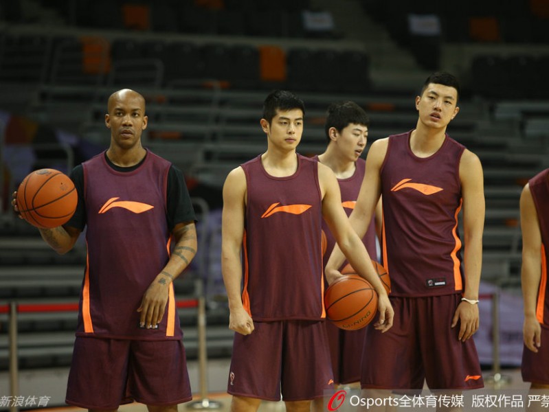 京城男篮严阵以待 五棵松馆挥汗如雨
