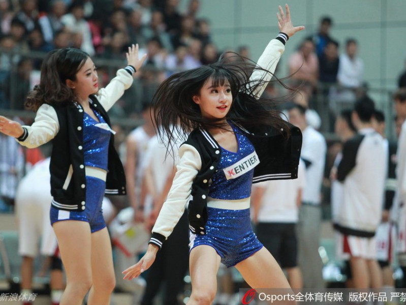 CBA季前赛激情燃爆 篮球宝贝热舞演绎赛场新活力