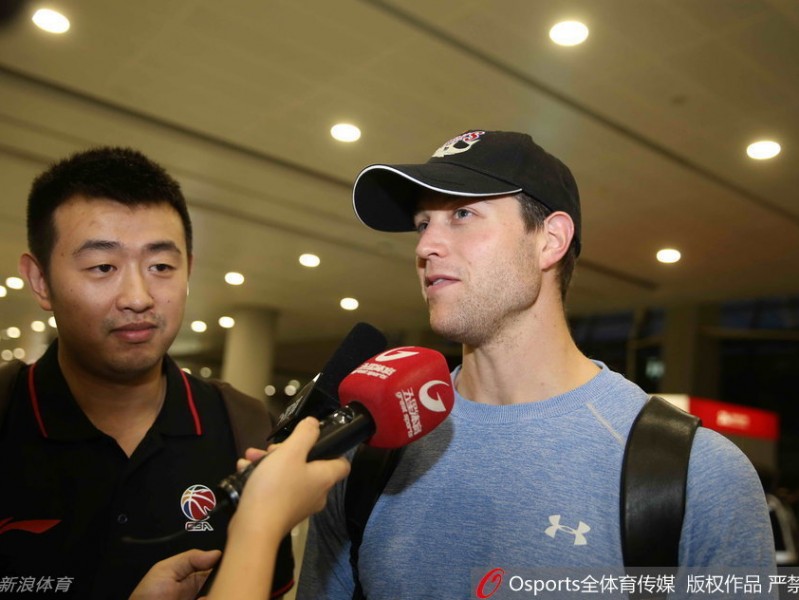 “寂寞大神”驾到：弗雷戴特携迷人微笑空降上海，新赛季誓言重塑大鲨鱼辉煌