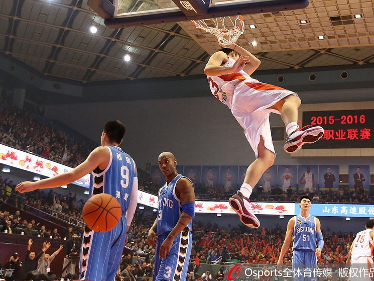 京鲁大战经典瞬间：睢冉锁死马布里，丁彦雨航暴扣震撼五棵松