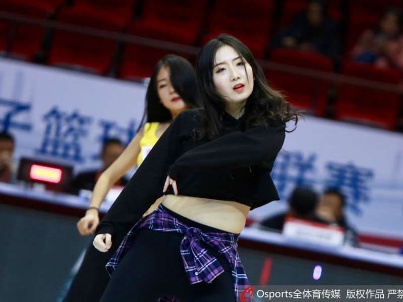 齐鲁德比燃情时刻：篮球宝贝舞动泉城，小蛮腰闪耀CBA赛场