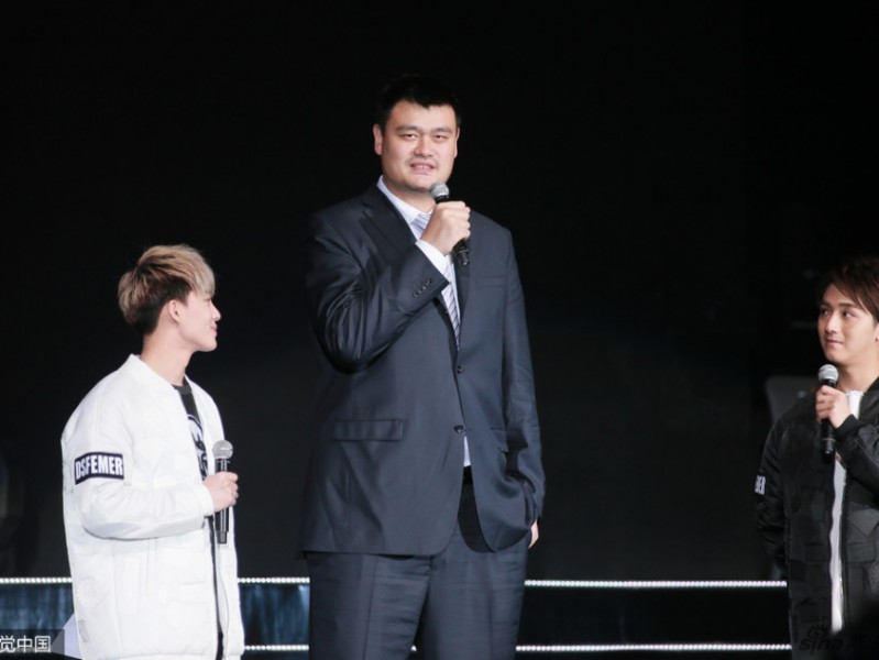 从篮球巨人到音乐跨界：姚明在香港“中国新歌声”舞台诠释“坚持”的真谛