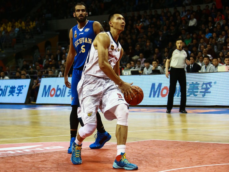 粤疆争霸风云再起 阿联哈达迪内线肉搏