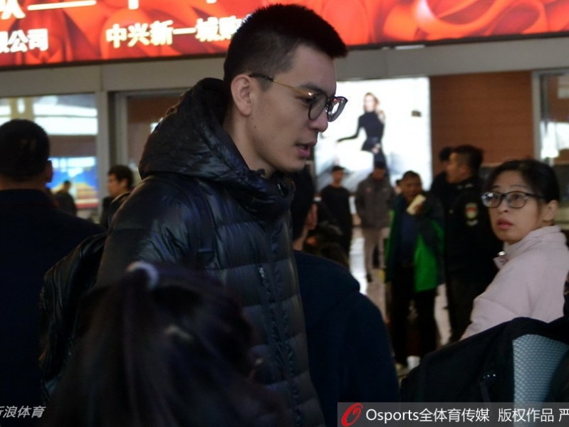 辽篮将士载誉归 众球迷深情守候暖寒冬