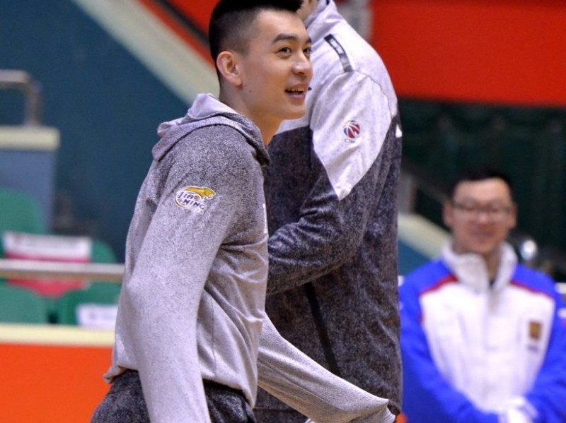 辽篮客战前夕温情一幕 郭艾伦韩德君场边细语叙旧