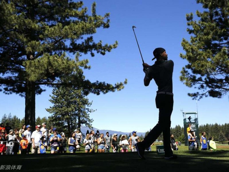 库里跨界高尔夫赛场挥杆引热议 人气巨星闪耀绿茵场