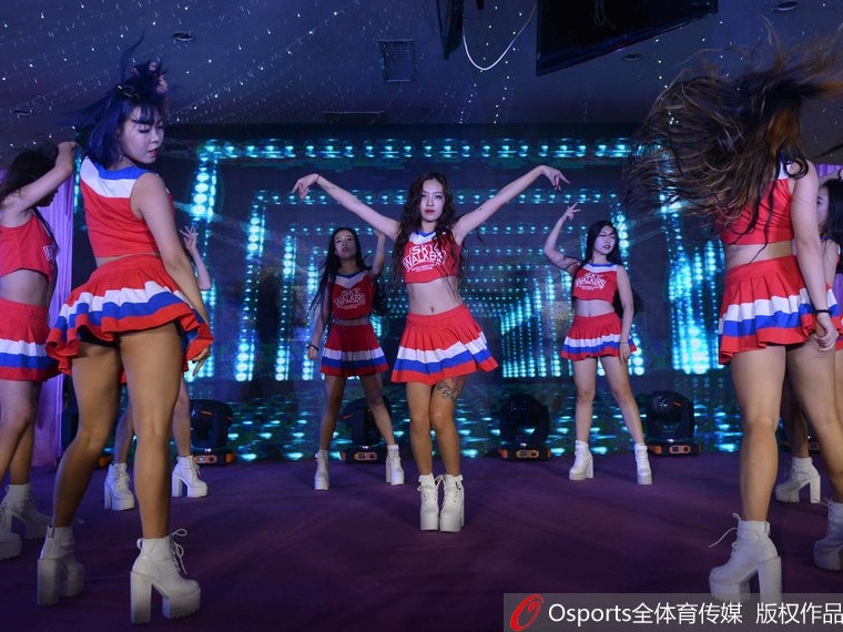 赛场边的璀璨风景：篮球宝贝热舞瞬间，长发裙摆飞扬点燃激情