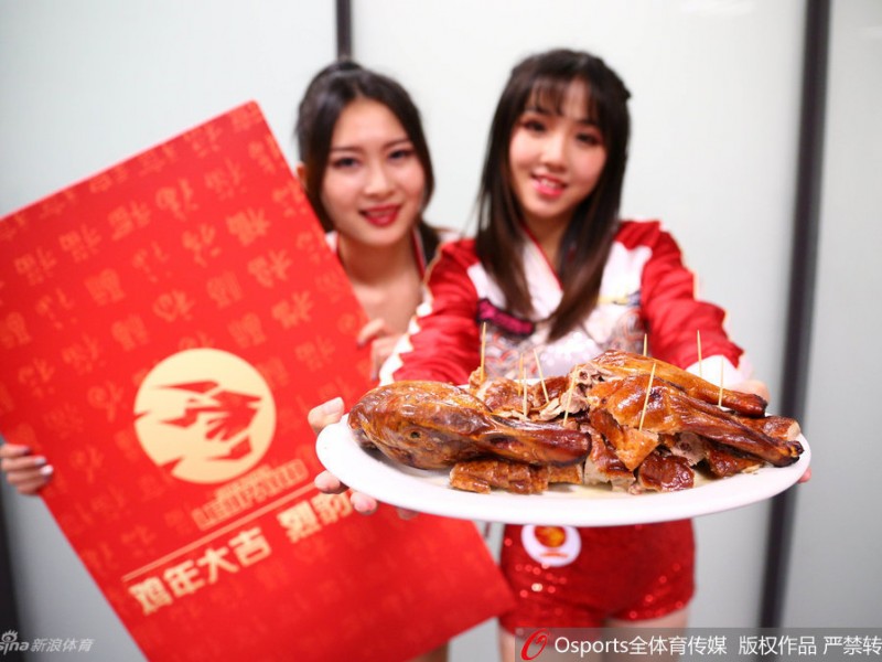 深圳烈豹主场“吃定”北京鸭 篮球宝贝赛前俏皮秀烤鸭