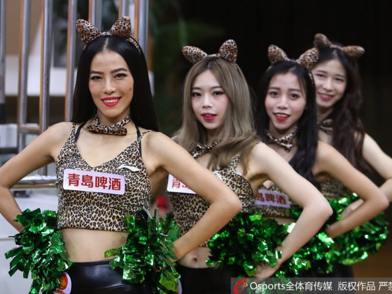 深圳篮球宝贝赛场热舞展活力，聚光灯下那些为热爱起舞的姑娘们