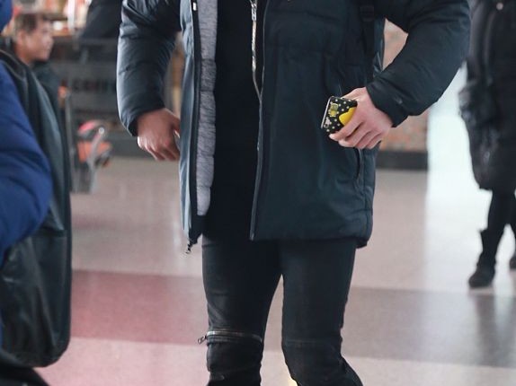 郭艾伦机场邂逅迷妹追随，怠惰神情难掩耐心善意