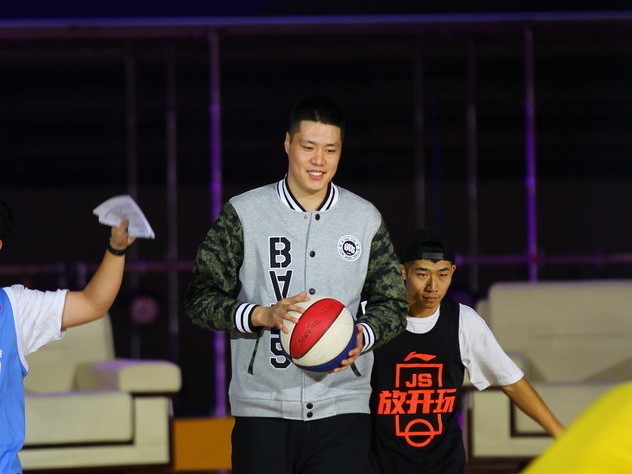 冬日里的篮球传奇：科比与贺天举沈阳演绎“黑曼巴精神”传承