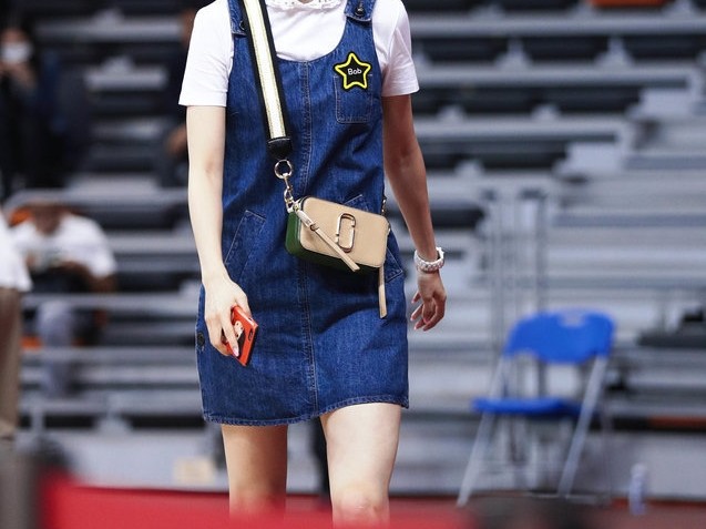 篮球场边的最美风景：周鹏妻子刘美见证“粤川战”的柔情时刻